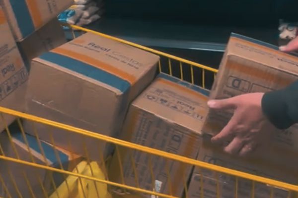 Voluntários montando cestas básicas para doação