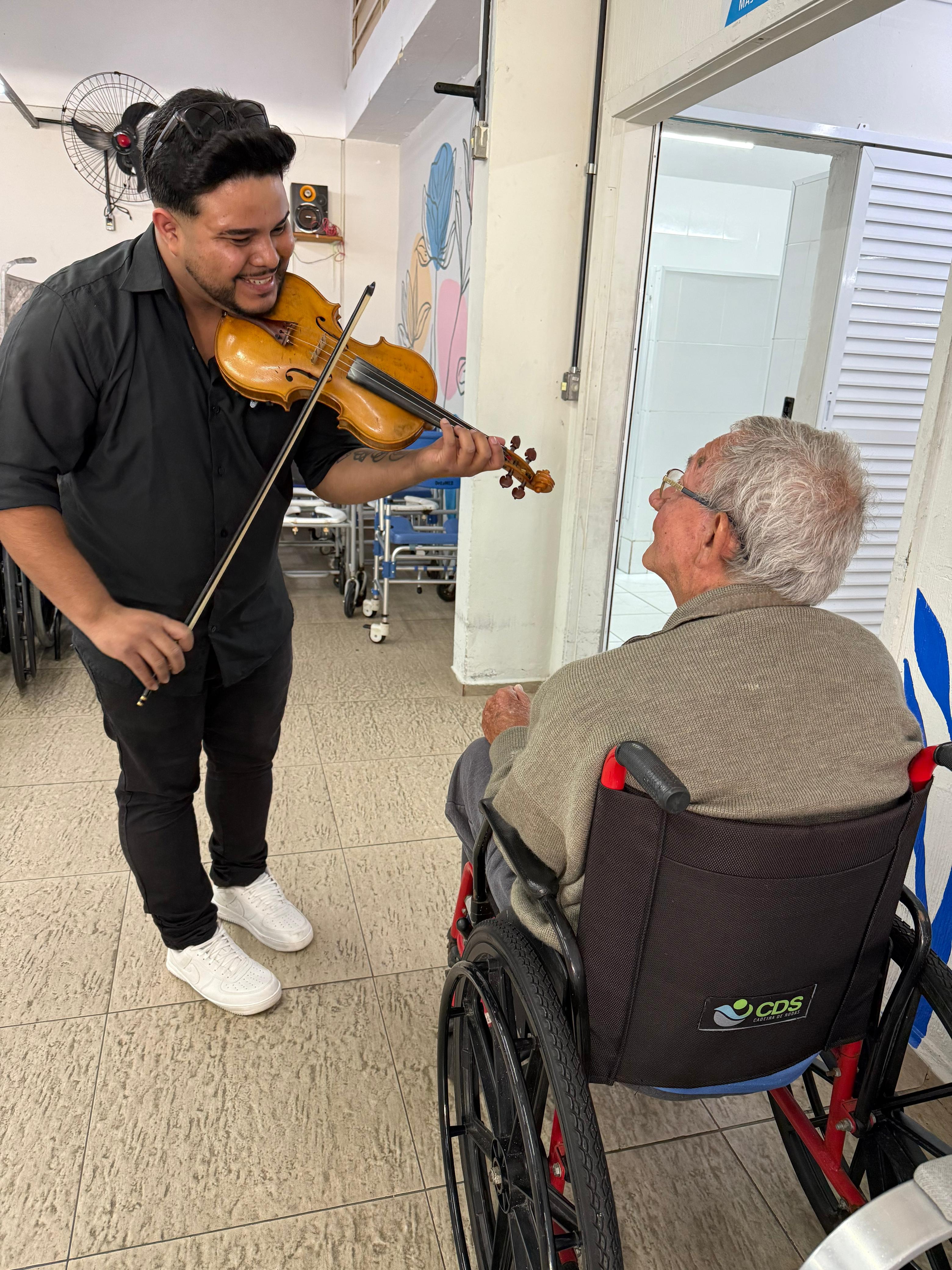 Voluntário conversando com idoso no projeto Best Nest