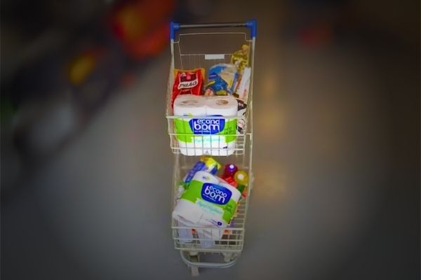 Prateleiras com alimentos no projeto Mercado Solidário