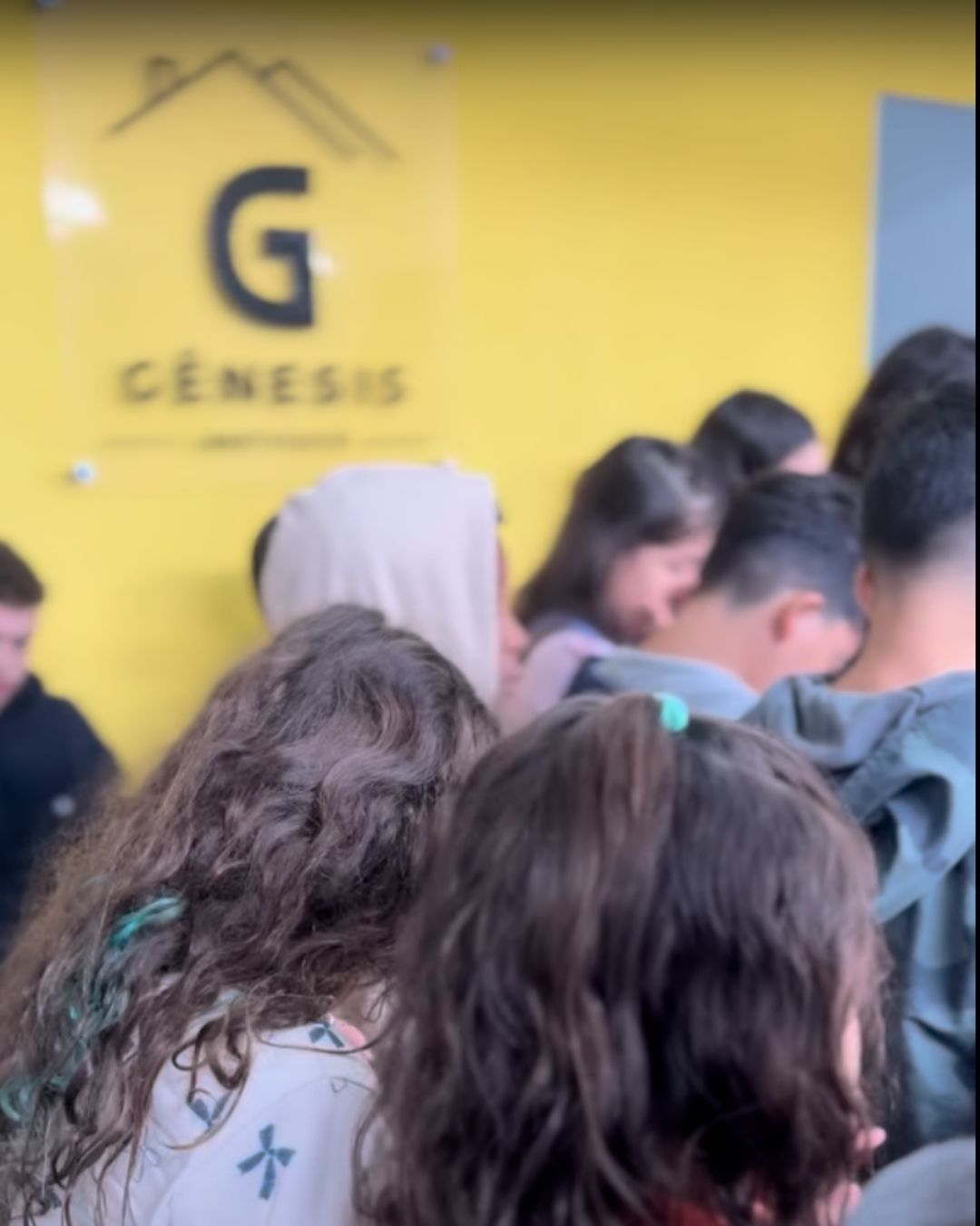Criança estudando com auxílio de voluntário no Smart Edu